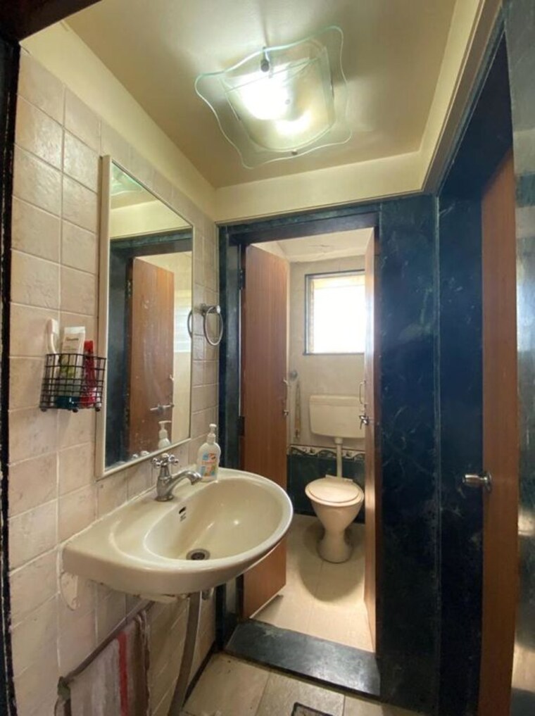 Bathroom, om-arcade-dadar-west 1.5 Bedroom 600 Sq.Ft. Apartment In Dadar West Mumbai 10290639