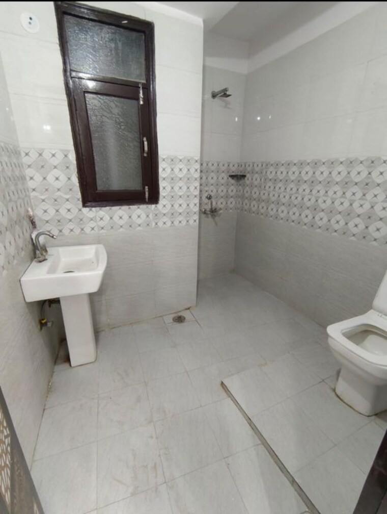 Bathroom, sector 73 3 Bedroom 1400 Sq.Ft. Builder Floor In Sector 73 Noida 10290641
