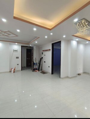 Room in 3 BHK Builder Floor at Sector 73 – for Rent