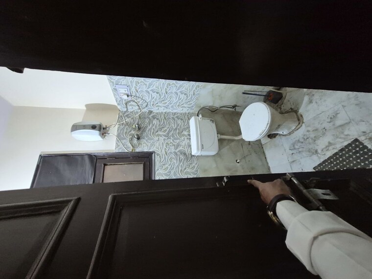 Attached Bathroom, mayur vihar 1.5 Bedroom 450 Sq.Ft. Builder Floor In Mayur Vihar Delhi 10290649