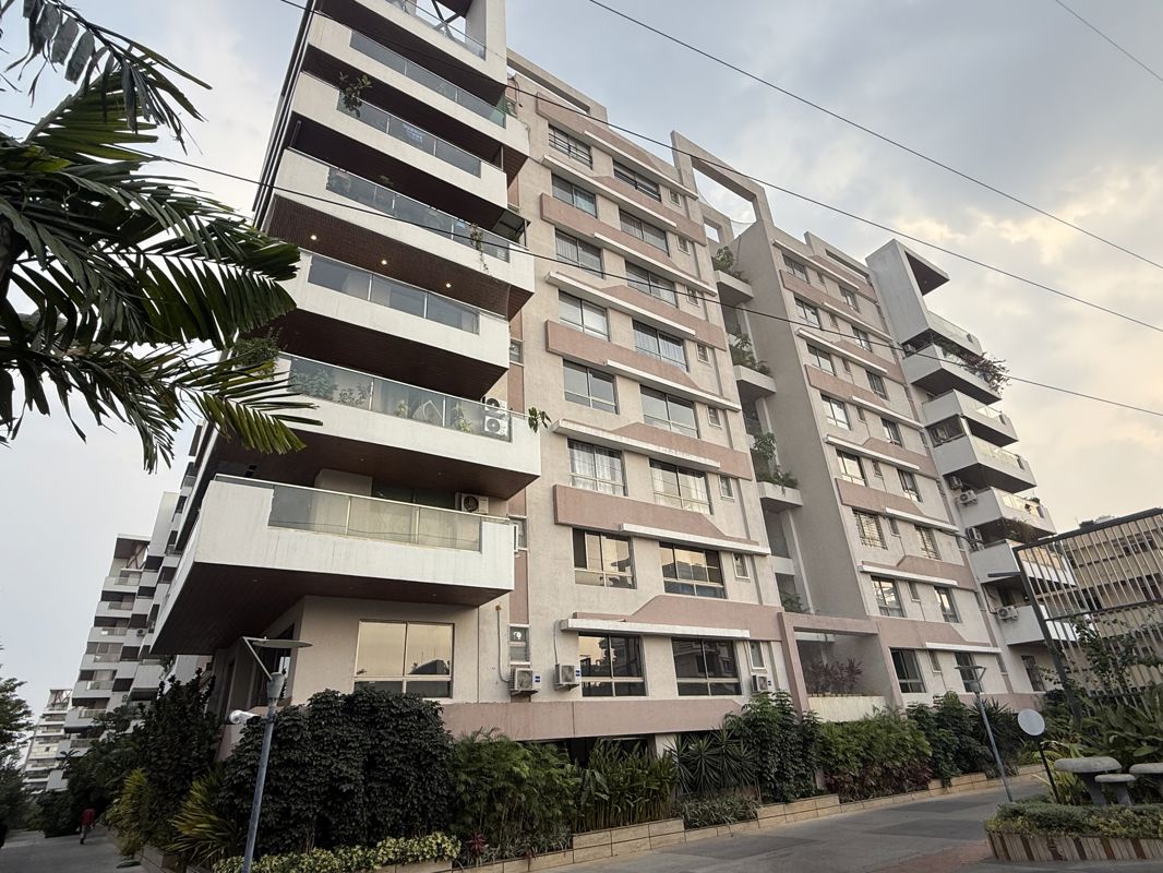 3 BHK 2435 Sq.Ft. Apartment in Om Sree Signet