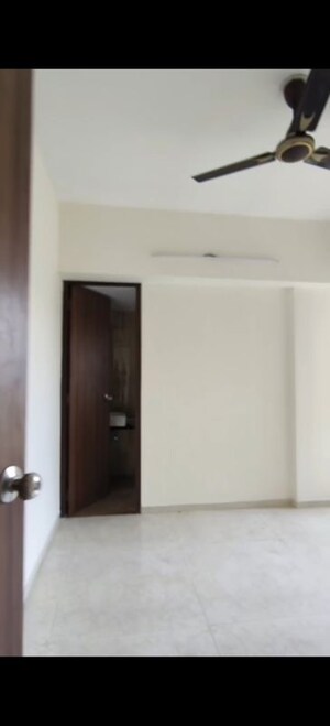 Room in 1.5 BHK Apartment at Lodha Amara, Kolshet Road – for Sale