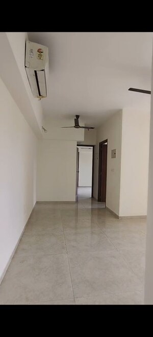 Room in 1.5 BHK Apartment at Lodha Amara, Kolshet Road – for Sale