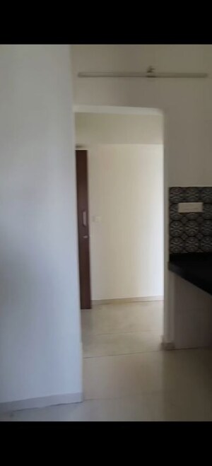 Room in 1.5 BHK Apartment at Lodha Amara, Kolshet Road – for Sale