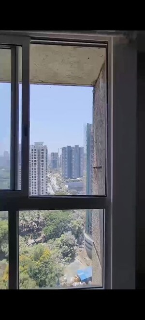 Room in 1.5 BHK Apartment at Lodha Amara, Kolshet Road – for Sale