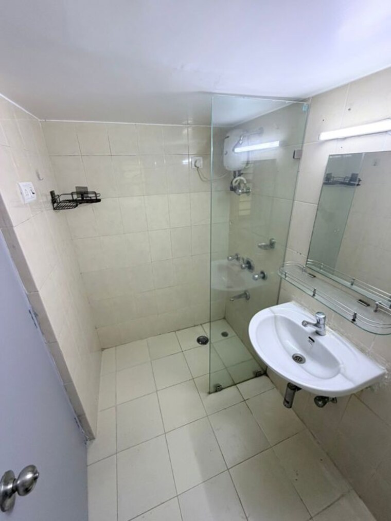 Bathroom, raheja housing and commercial complex 4 Bedroom 2800 Sq.Ft. Apartment In Raheja Housing And Commercial Complex Mumbai 10290756