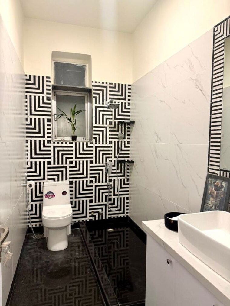 Attached Bathroom, raheja housing and commercial complex 4 Bedroom 2800 Sq.Ft. Apartment In Raheja Housing And Commercial Complex Mumbai 10290756