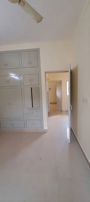 Room in 2 BHK Apartment at Arun Vihar Sector 37, Sector 37 – for Sale