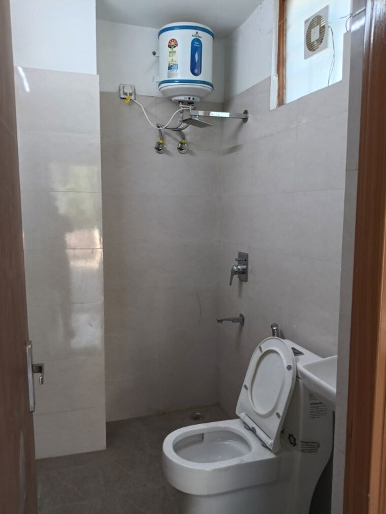 Bathroom, turner road 3 Bedroom 120 Sq.Yd. Builder Floor In Turner Road Dehradun 10290953