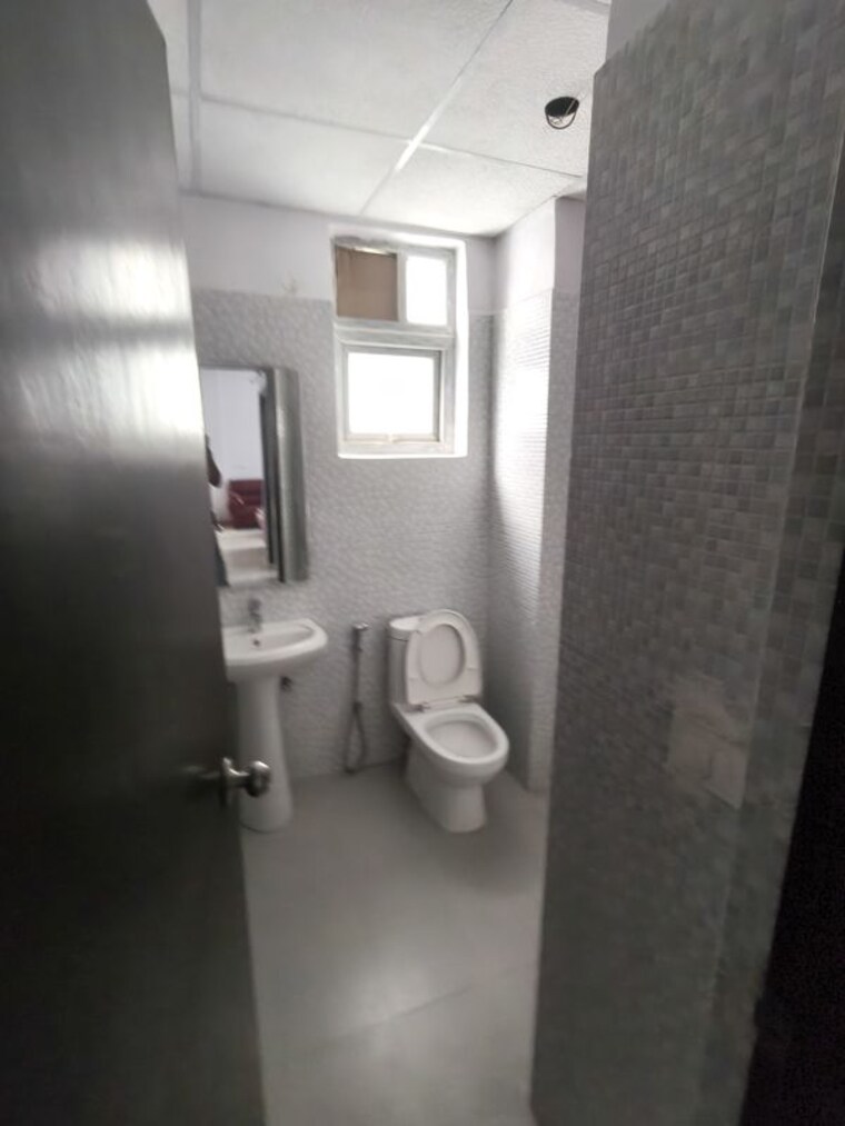 Bathroom, urban-axis-urban-woods 3 Bedroom 1650 Sq.Ft. Apartment In Sushant Golf City Lucknow 10290962