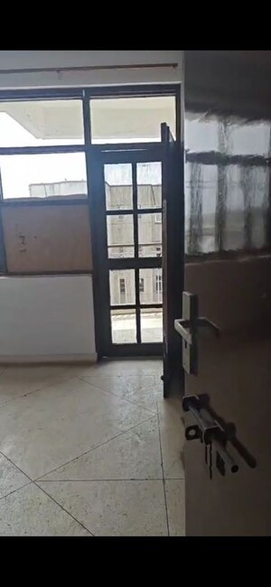 Room in 3 BHK Apartment at Prateek Kunj Apartment, Sector 21c – for Sale