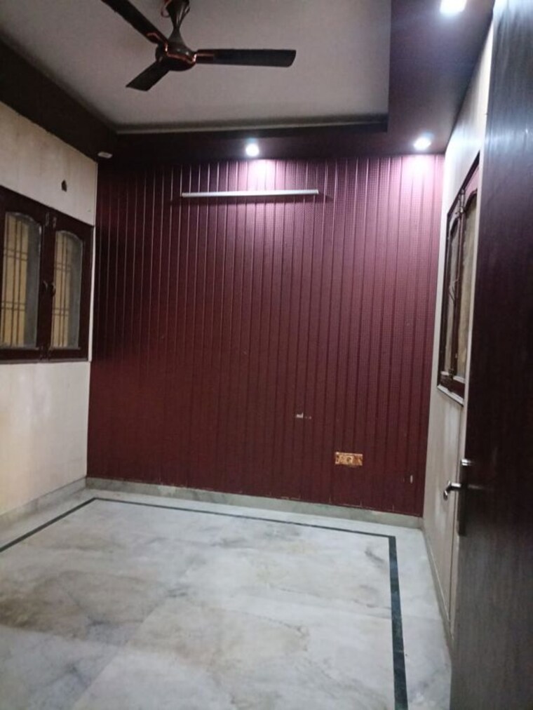 Room, sector 10 3 Bedroom 1800 Sq.Ft. Builder Floor In Sector 10 Faridabad 8580451