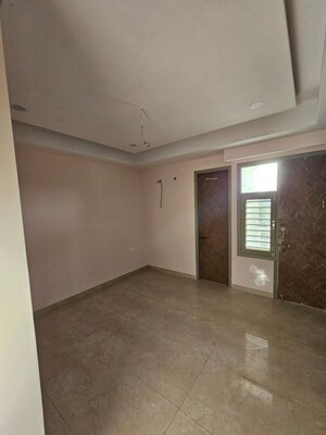 Room in 3 BHK Builder Floor at Sector 10 – for Rent
