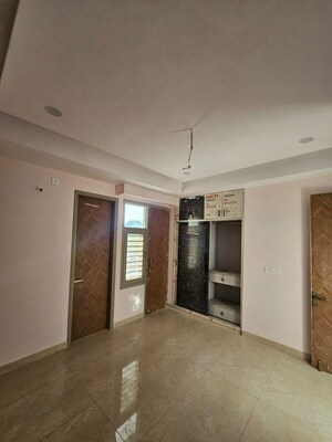 Room in 3 BHK Builder Floor at Sector 10 – for Rent