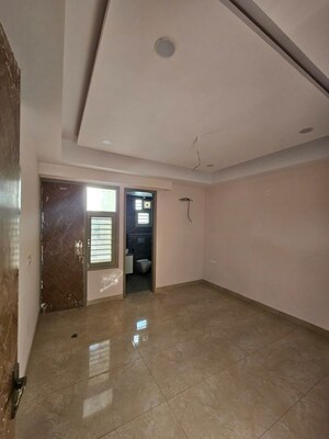 Room in 3 BHK Builder Floor at Sector 10 – for Rent