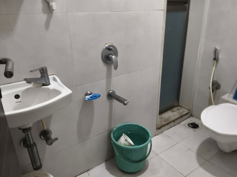 Bathroom, vile parle west 2 Bedroom 700 Sq.Ft. Apartment In Vile Parle West Mumbai 10291225