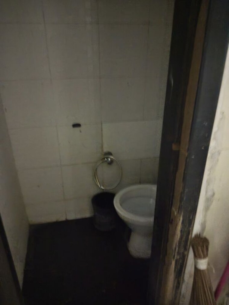 Bathroom, vile parle west Commercial Office Space 100 Sq.Ft. In Vile Parle West Mumbai 10291232