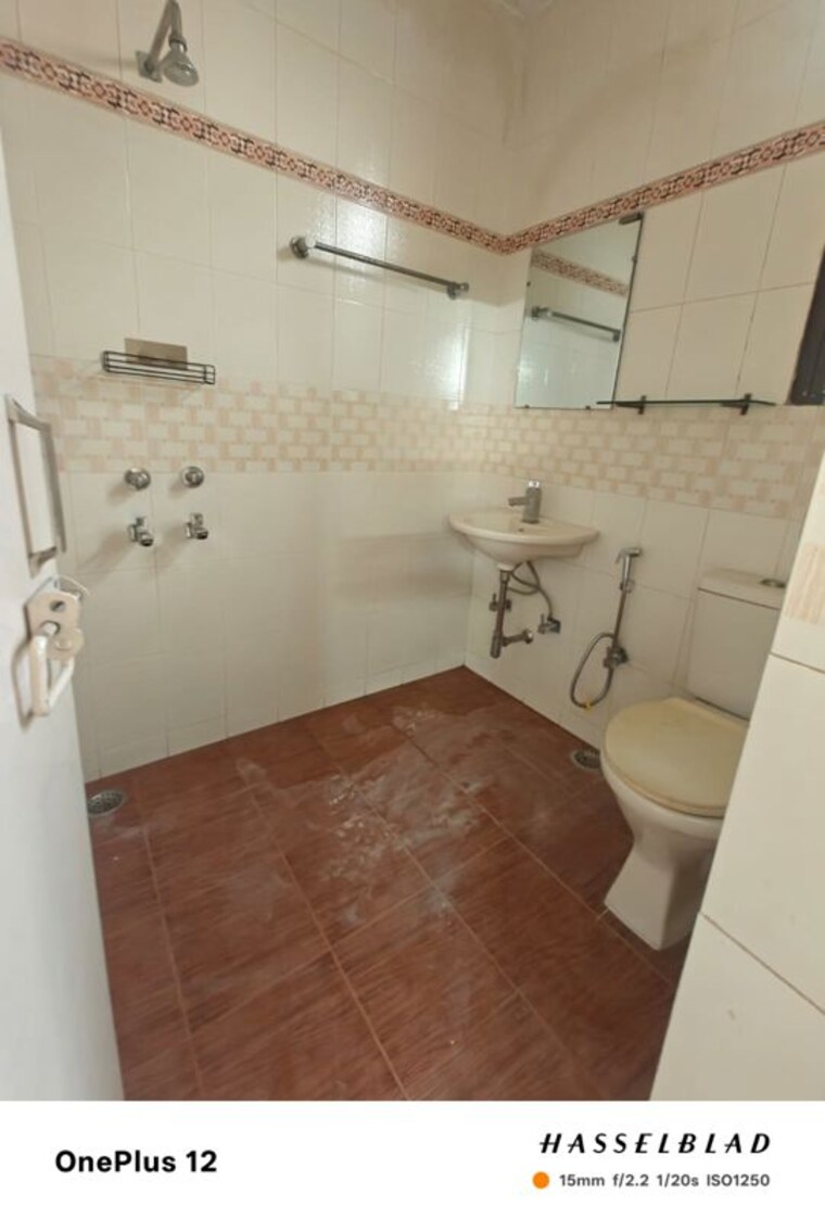 Bathroom, vasant kunj 3 Bedroom 1700 Sq.Ft. Apartment In Vasant Kunj Delhi 10282834
