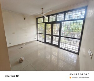 Room in 3 BHK Apartment at Vasant Kunj – for Rent