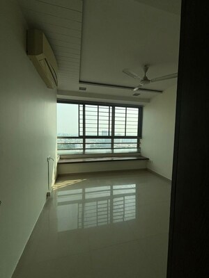 2.5 BHK Apartment For Rent in Oberoi Realty Woods, Goregaon East
