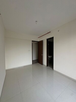 Room in 4 BHK Apartment at Lodha Sterling, Kolshet Road – for Sale