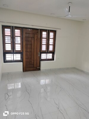 Room in 2.5 BHK Builder Floor at Amar Shaheed Path – for Rent