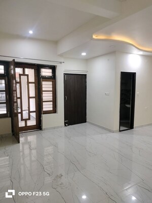 Room in 2.5 BHK Builder Floor at Amar Shaheed Path – for Rent