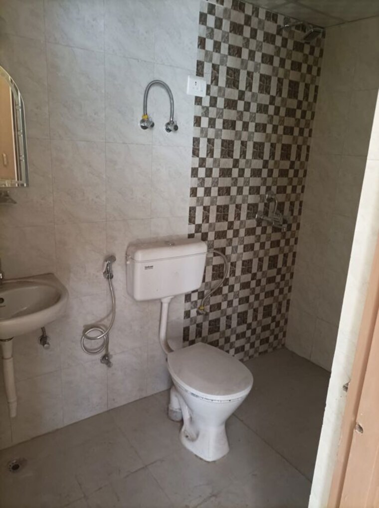 Bathroom, pareena-om-apartments 2 Bedroom 680 Sq.Ft. Apartment In Sector 112 Gurgaon 10291847