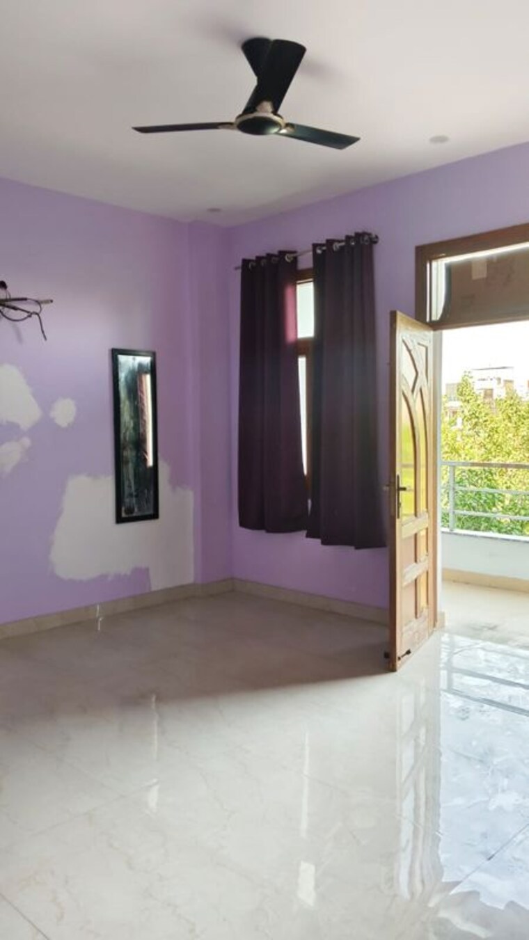 Room, tulip-mall 3 Bedroom 162 Sq.Mt. Builder Floor In Sector 46 Noida 10292015