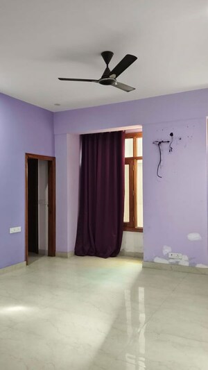 Room in 3 BHK Builder Floor at Tulip Mall, Sector 46 – for Rent