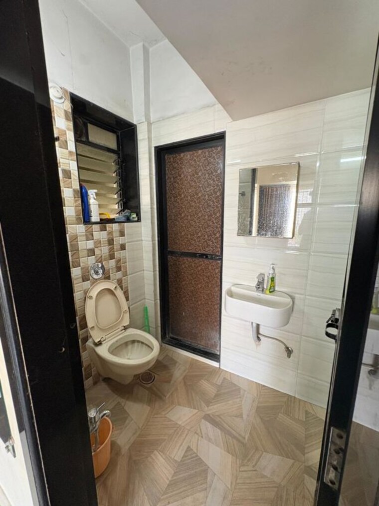 Bathroom, dosti-group-maitri-gardens 2 Bedroom 900 Sq.Ft. Apartment In Oswal Park Thane 10292031