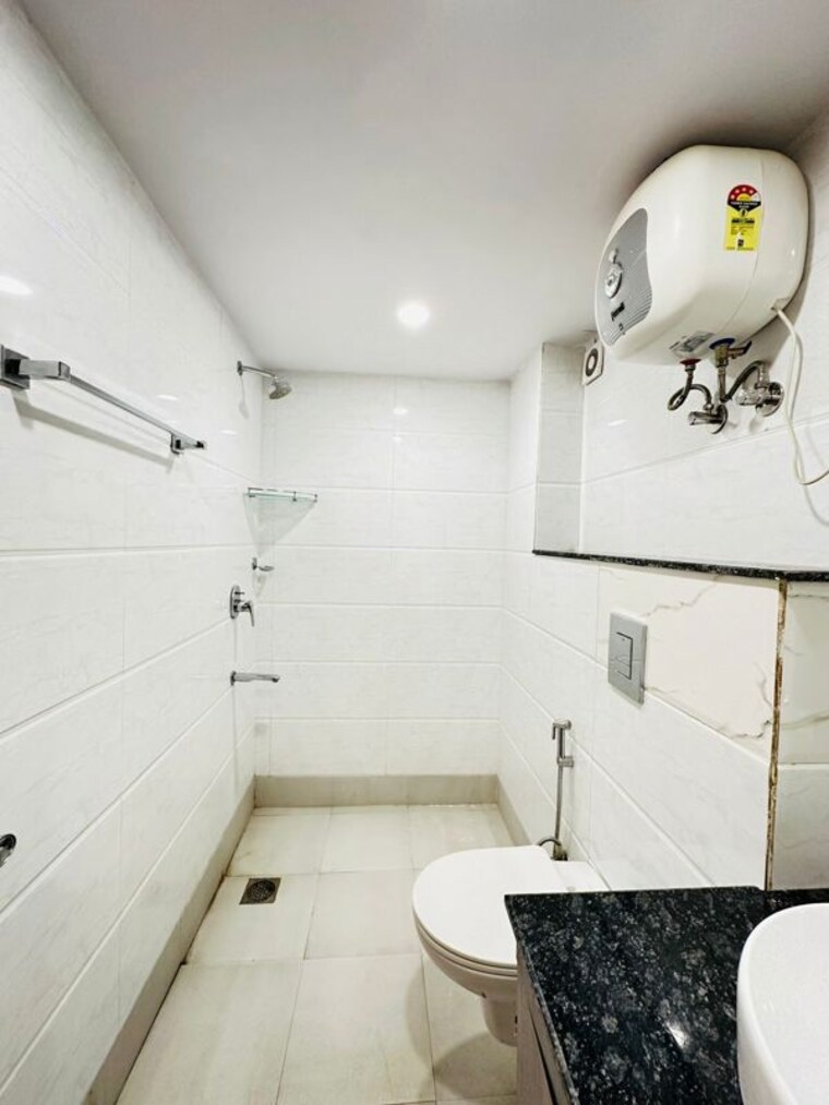 Bathroom, sushant-vyapaar-kendra 1 Bedroom 500 Sq.Ft. Builder Floor In Sector 43 Gurgaon 10292072