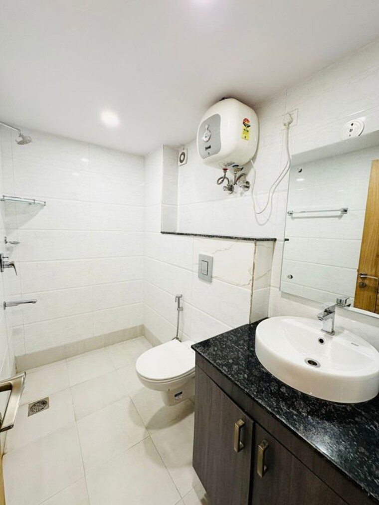 Bathroom, sushant-vyapaar-kendra 1 Bedroom 500 Sq.Ft. Builder Floor In Sector 43 Gurgaon 10292072