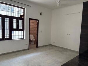 Room in 3 BHK Builder Floor at Sector 46 – for Rent