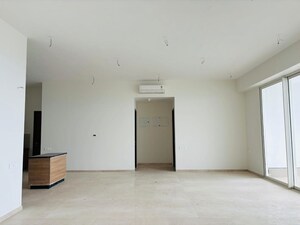 Room in 4 BHK Apartment at Omkar Alta Monte, Malad East – for Rent