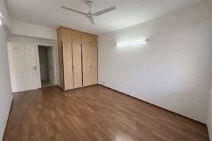 Room in 3 BHK Apartment at DLF Ridgewood Estate, Dlf Phase iv – for Sale