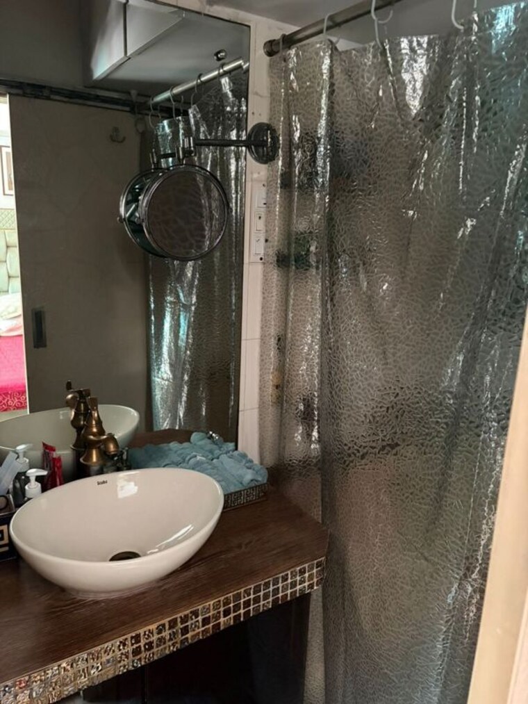 Bathroom, juhu 1 Bedroom 500 Sq.Ft. Apartment In Juhu Mumbai 10292225