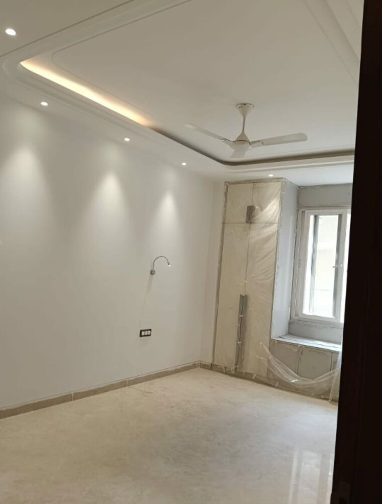 Room, east of kailash 3 Bedroom 125 Sq.Yd. Builder Floor In East Of Kailash Delhi 10292262