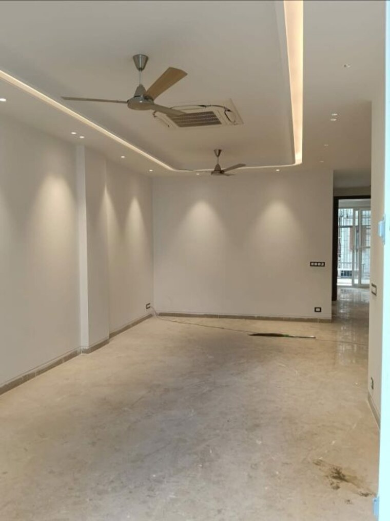 Room, east of kailash 3 Bedroom 125 Sq.Yd. Builder Floor In East Of Kailash Delhi 10292262