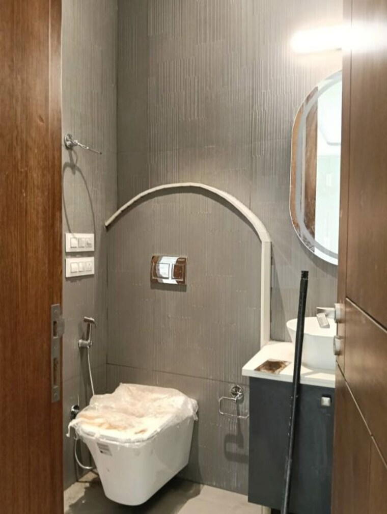 Bathroom, east of kailash 3 Bedroom 125 Sq.Yd. Builder Floor In East Of Kailash Delhi 10292262