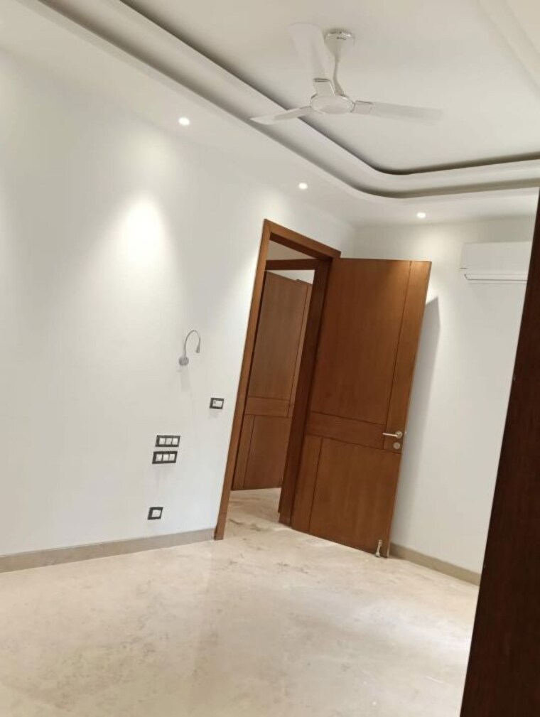 Room, east of kailash 3 Bedroom 125 Sq.Yd. Builder Floor In East Of Kailash Delhi 10292262