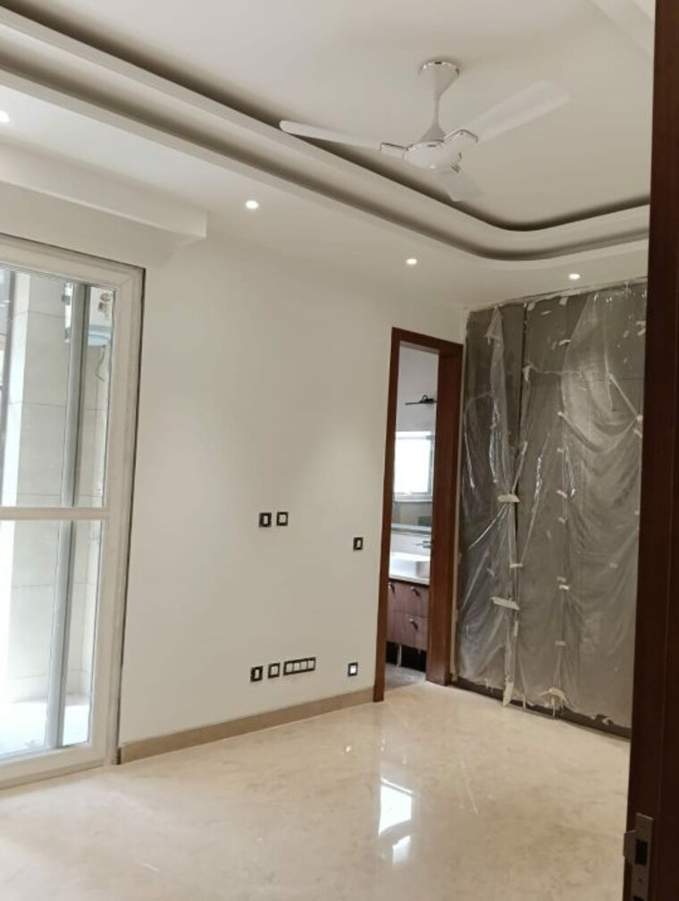 Room, east of kailash 3 Bedroom 125 Sq.Yd. Builder Floor In East Of Kailash Delhi 10292262