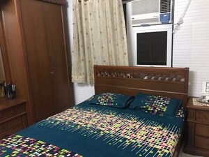 Bedroom in 1 BHK Apartment at Bandra West – for Rent