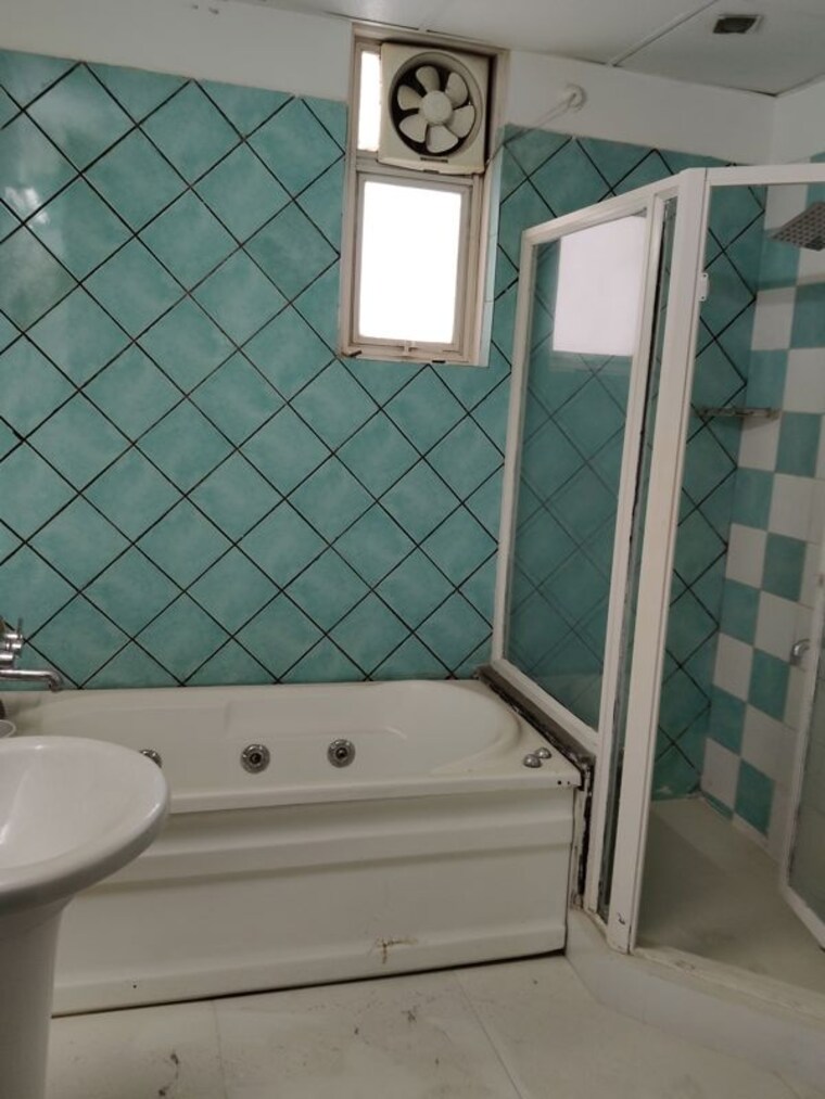 Bathroom, grand-omaxe 3 Bedroom 1600 Sq.Ft. Apartment In Gomti Nagar Lucknow 10292275
