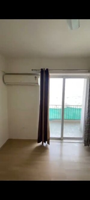 Room in 3 BHK Apartment at DLF Regal Gardens, Sector 90 – for Rent