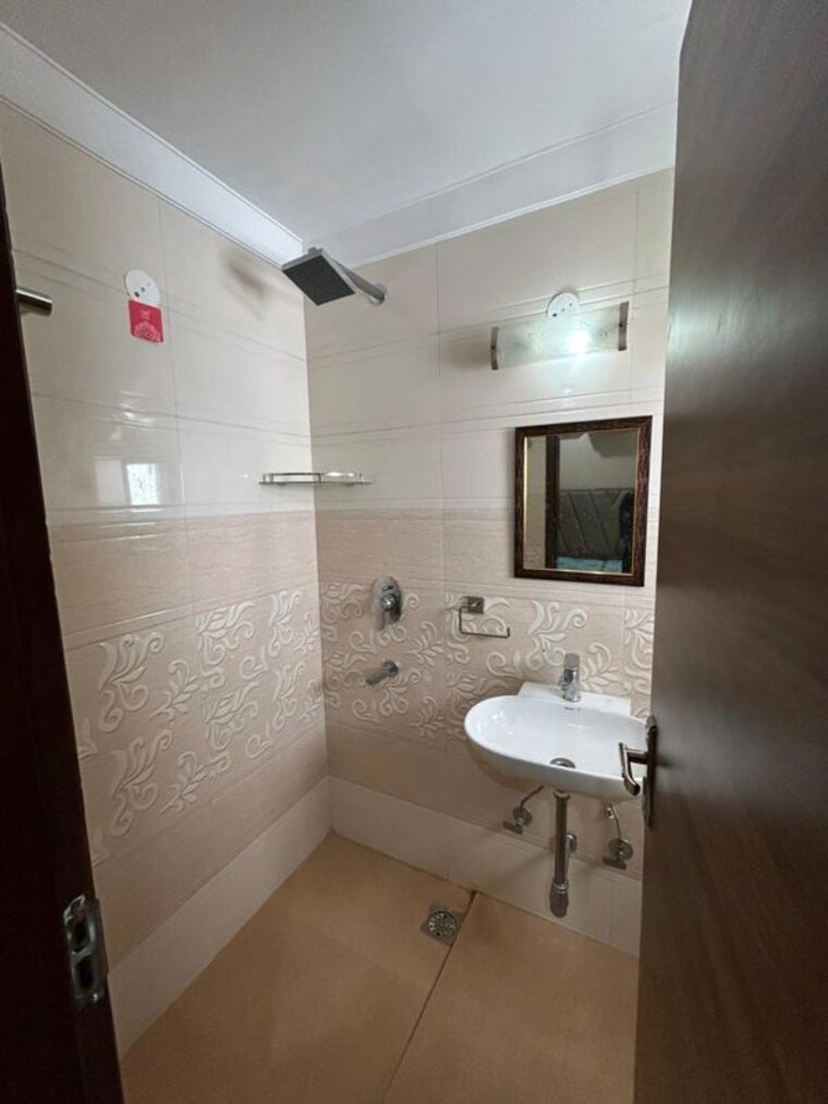 Bathroom, sector 42 3 Bedroom 160 Sq.Yd. Builder Floor In Sector 42 Gurgaon 10292298
