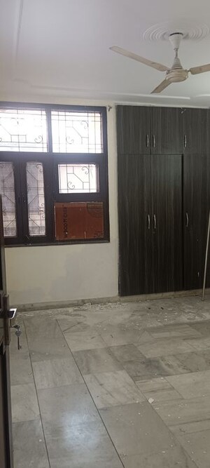 Room in 3 BHK Apartment at Chittaranjan Park – for Rent