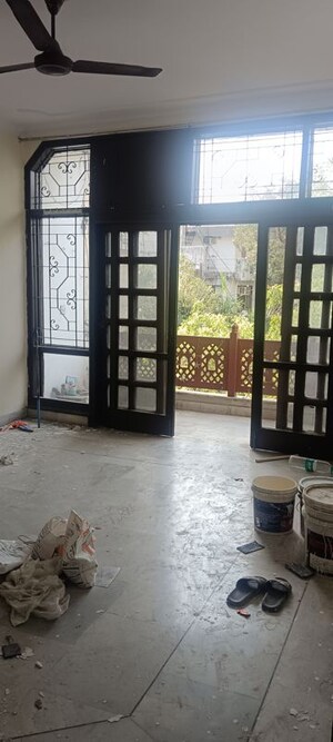 Room in 3 BHK Apartment at Chittaranjan Park – for Rent