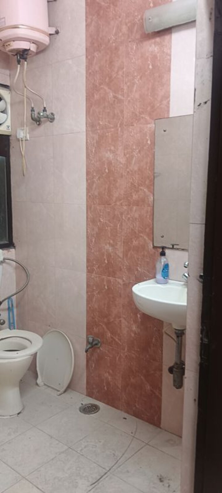 Bathroom, chittaranjan park 3 Bedroom 1350 Sq.Ft. Apartment In Chittaranjan Park Delhi 10292409