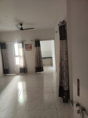 Room in 2 BHK Apartment at Gomti Nagar – for Rent